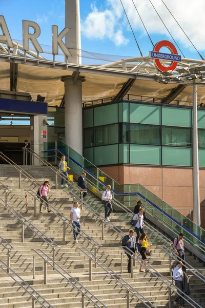 ロンドン イギリス 2018年7月 ロンドン北部のウェンブリーにあるロンドン地下鉄駅の外観 — ストック写真