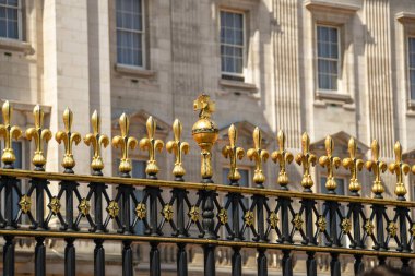 Londra, İngiltere - Temmuz 2018 Buckingham Sarayı 'nın dışındaki siyah ve altına boyanmış süslü metal korkulukların yakın görüntüsü.