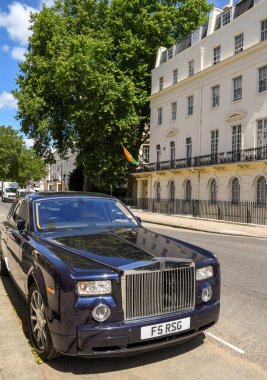 Londra 'nın merkezinde bir caddeye park edilmiş Rolls Royce lüks bir otomobil.