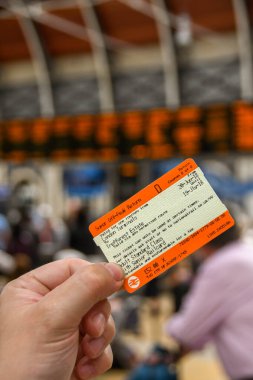 Londra Paddington İstasyonu 'ndaki tren biletinin görüntüsünü kapatın, arka planda kalkış bilgileri var..