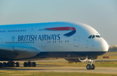 Heathrow Havaalanı, Londra, İngiltere - Şubat 2018: British Airways A380 süper jumbo jet kalkışa hazırlanıyor