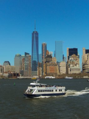 New York, New York - Nisan 2016: Bir su taksisinin geniş açılı görüntüsü ve Staten Island feribotundan güney Manhattan silueti