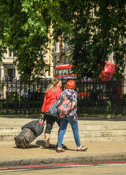 Londra Inghilterra Luglio 2018 Due Donne Che Camminano Una Strada — Foto Stock