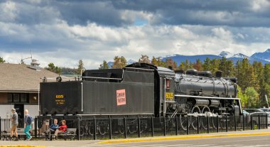 JASPER, ALBERTA, CANADA - Haziran 2018: Jasper 'ın merkezinde eski buhar lokomotifi sergileniyor.