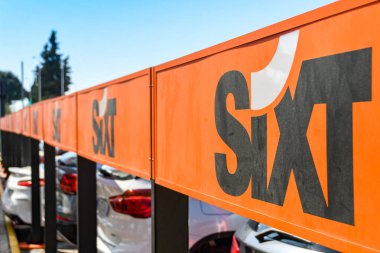 NAPLES, ITALY - 2019 AĞUSTOS: Napoli havaalanındaki Sixt araba kiralama deposunun önünde imza.
