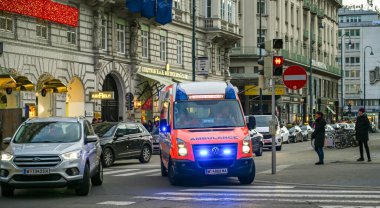 Viyana, AUSTRIA - Kasım 2019 Viyana 'daki şehir merkezine acil bir çağrıya cevap vermek için mavi ışıklı bir ambulans.