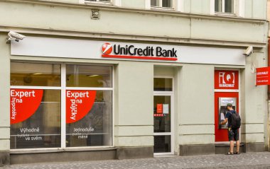 PRAG, CZECH Cumhuriyet - Temmuz 2018: Prag 'daki UniCredit Bank' ın bir şubesinin dışı. Bir kişi ATM 'den para çekiyor..
