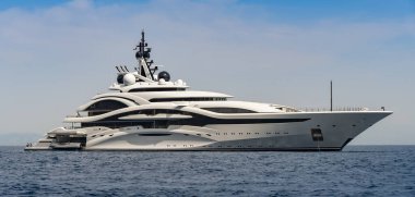 AMALFI Kıyı, İtalya - 2019 Ağustos: İtalya 'da Amalfi Sahili açıklarında lüks bir yat