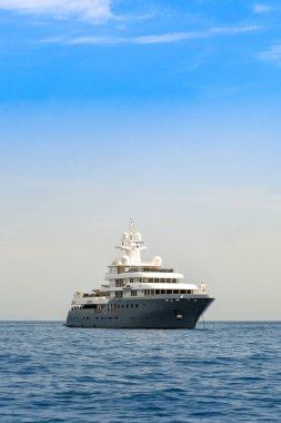 AMALFI Kıyı, İtalya - 2019 Ağustos: İtalya 'da Amalfi Sahili açıklarında lüks bir yat