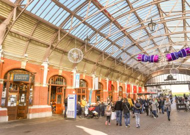 WINDSOR, ENGLAND - NOVEMBER 2018: Windsor şehir merkezindeki Windsor Kraliyet Alışveriş Merkezi 'nin iç görünümü.