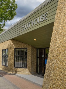 JASPER, AB, CANADA - Haziran 2018: Jasper Adliyesi 'nin dış görünümü.