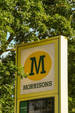 CARDIFF, WALES - 2018 AĞUSTOS: Llanishen, Cardiff 'teki Morrison süpermarketinin bir şubesinde bir benzin istasyonu dışında imza.
