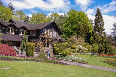VANCOUVER, CANADA - 2007 Chalet tarzı ahşap bina ve Vancouver Stanley Park 'taki bahçeler