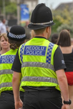 Swansea, WALES - Temmuz 2018: Swansea sahilinde halka açık bir etkinlikte devriye gezen polis memurları.