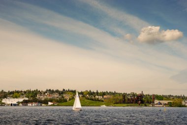 SEATTLE, WASHINGTON Eyaleti, ABD - Mayıs 2007: Seattle, Washington Gölü 'ndeki yelkenli teknesinin geniş açılı görünümü
