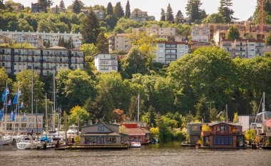 SEATTLE, WASHINGTON Eyaleti, ABD - Mayıs 2007: Şehir merkezi yakınlarındaki Lake Union 'da tekne ve yüzen evler