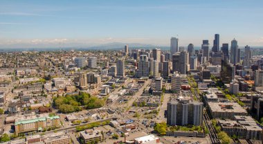 SEATTLE, WASHINGTON Eyaleti, ABD - Mayıs 2007: Uzay İğnesi 'nin gözlem güvertesinden şehrin geniş açılı görünümü