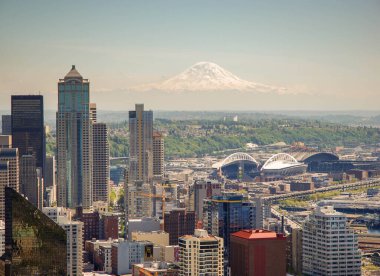 SEATTLE, WASHINGTON Eyaleti, ABD - Mayıs 2007: Seattle şehir merkezi Uzaktan Rainier Dağı ile Space Needle gözlem güvertesinde görüldü