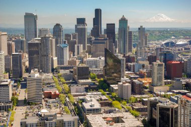 SEATTLE, WASHINGTON Eyaleti, ABD - Mayıs 2007: Seattle şehir merkezi Uzaktan Rainier Dağı ile Space Needle gözlem güvertesinde görüldü