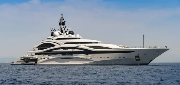 AMALFI Kıyı, İtalya - 2019 Ağustos: İtalya 'da Amalfi Sahili açıklarında lüks bir yat