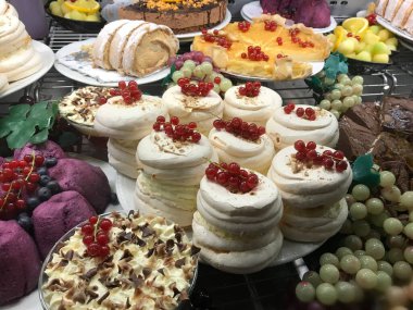 Lokantadaki soğutulmuş dolapta sergilenen kremalar ve çeşitli tatlılar.