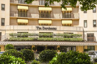 Londra 'nın merkezindeki Park Lane' deki Dorchester Oteli 'nin ön tarafının dış görünüşü.