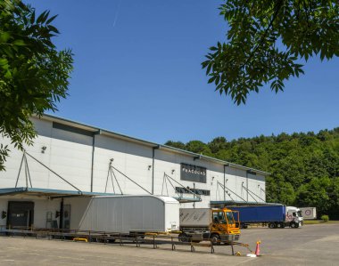 NANTGARW, NEAR CARDIFF, WALES - HAZİRAN 2018: Cardiff 'in kuzeyindeki M4 yakınlarında, Nantgarw' daki bir Peacocks dağıtım merkezinin dışındaki karavan manzarası