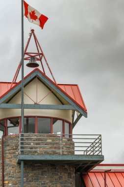 BANFF, AB, CANADA - HAZİRAN 2018: Banff şehir merkezindeki itfaiye binasının kulesinin gözetleme noktası.