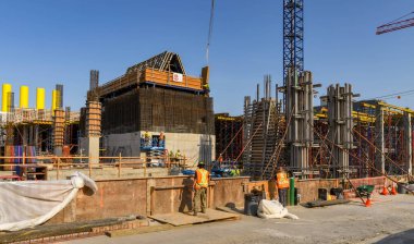 SEATTLE, WASHINGTON Eyaleti, ABD - HAZİRAN 2018: Seattle şehir merkezinde yeni bir kalkınma sahasında çalışan inşaat çalışanları.