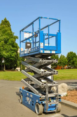 SEATTLE, WASHINGTON Eyaleti, ABD - HAZİRAN 2018: Mobil makas kaldırma platformu Seattle 'daki Space Needle parkının bakımı için yükseltildi.