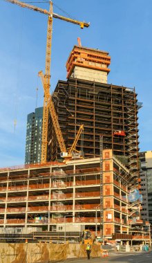 SEATTLE, WA, ABD, - HAZİRAN 2018: Seattle şehir merkezinde büyük yeni bir gelişme üzerinde çalışan kule vinç.