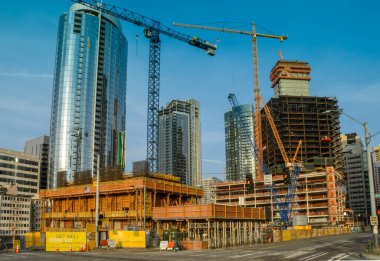 SEATTLE, WA, ABD, - HAZİRAN 2018: Seattle şehir merkezinde büyük yeni bir gelişme üzerinde çalışan kule vinçleri.