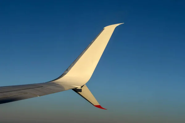 하늘을 배경으로 고도에서 비행기의 휘어진 — 스톡 사진
