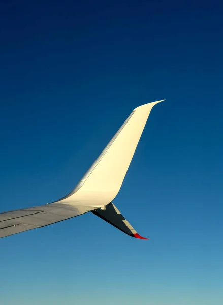 곳에서 하늘을 비행하는 비행기의 휘어진 오른쪽 — 스톡 사진