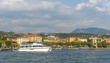GARDA, İtalya - Eylül 2018 Garda Gölü 'ndeki Garda kasabasından küçük feribot kalkıyor..