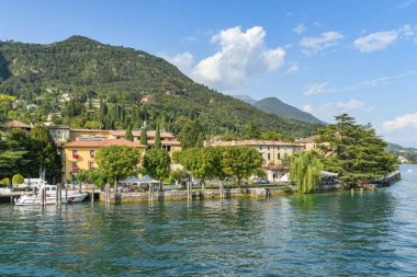 Salo, İtalya - Eylül 2018: Garda Gölü üzerindeki Salo kasabasının Lakefront 'u.