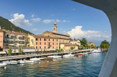 SALO, İtalya - SEPTEMBER 2018: Garda Gölü üzerindeki Salo kasabasının Lakefront manzaralı bir feribot penceresi.
