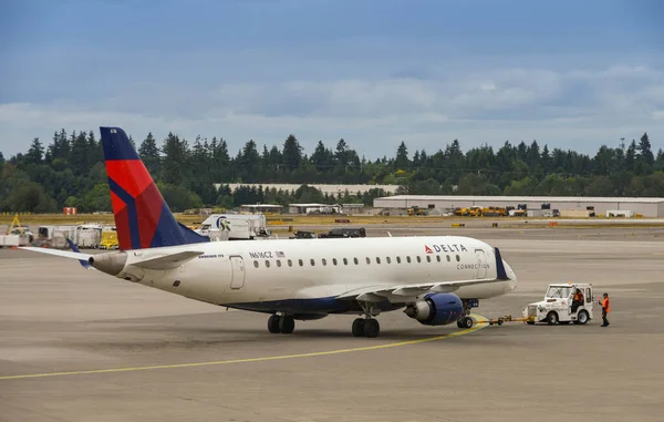 西雅图塔科马机场 美国西雅图 2018年6月 Delta Connection Airlines Embraer 175喷气式飞机被拖船推离西雅图塔科马机场 — 图库照片
