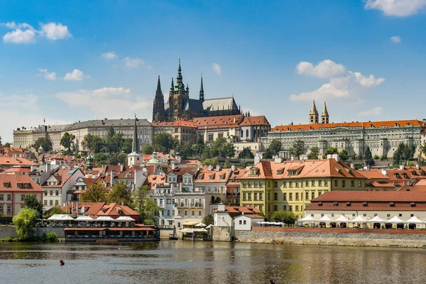 Praga Republika Czeska Sierpień 2018 Katedra Wita Zamek Praski Wełtawą — Zdjęcie stockowe