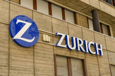 COMO, ITALY - Haziran 2019 Zürih 'in ofislerinin duvarında bir finansal hizmet şirketi..