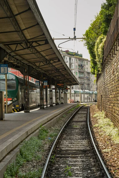 Como Italien Juni 2019 Gleis Neben Einem Leeren Bahnsteig Der — Stockfoto