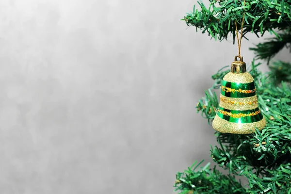 크리스마스 트리에 있는 초록색 장난감 벨. 복사 공간. 새해 복 많이 받으세요. — 스톡 사진
