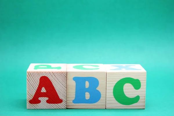 Lettere ABC inglesi su blocchi di giocattoli in legno . — Foto Stock
