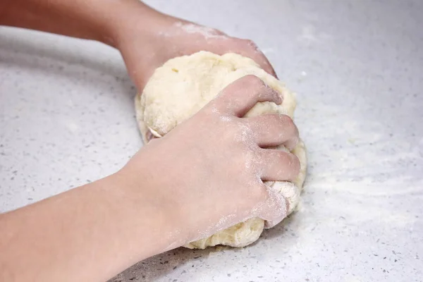 Las Manos Los Niños Amasan Pedazo Masa Proceso Amasar Masa — Foto de Stock