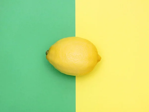 Limón fresco sobre fondo amarillo y verde —  Fotos de Stock