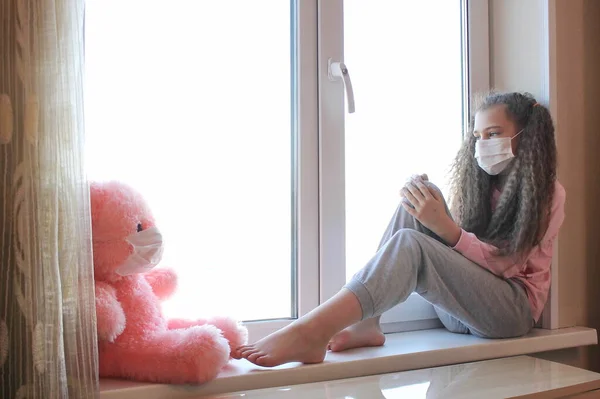 Flicka Medicinsk Ansiktsmask Tittar Genom Fönstret Från Huset Stanna Hemma — Stockfoto