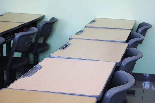 Escritorios vacíos en el aula. Cuarentena. La clase está vacía . — Foto de Stock