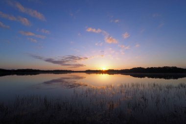 Everglades Ulusal Parkı 'nda gölün üzerinde gün doğumu.