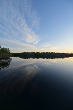 Everglades Ulusal Parkı, Florida 'da Batı Gölü üzerinde gün doğumu.