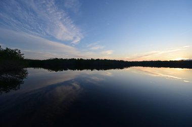 Everglades Ulusal Parkı, Florida 'da Batı Gölü üzerinde gün doğumu.